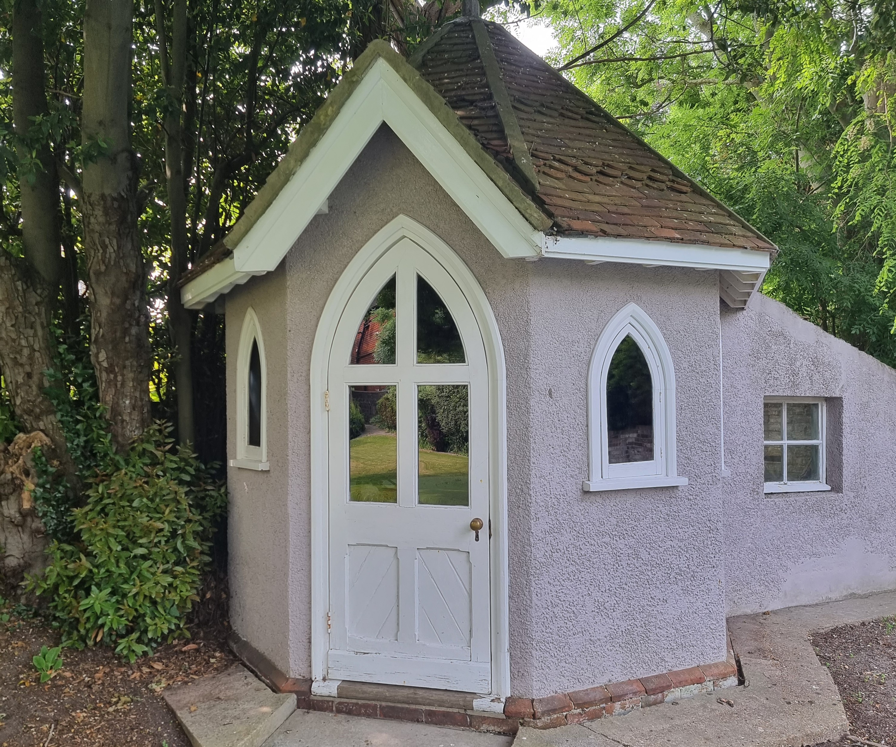 Lot: 77 - SUBSTANTIAL PERIOD PROPERTY WITH POTENTIAL FOR DEVELOPMENT, SET IN ONE-THIRD OF AN ACRE -